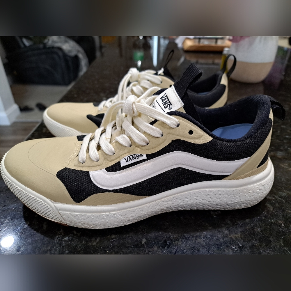 Vans Ultrarange,Ultracush size 6 woman's, tan, black, white